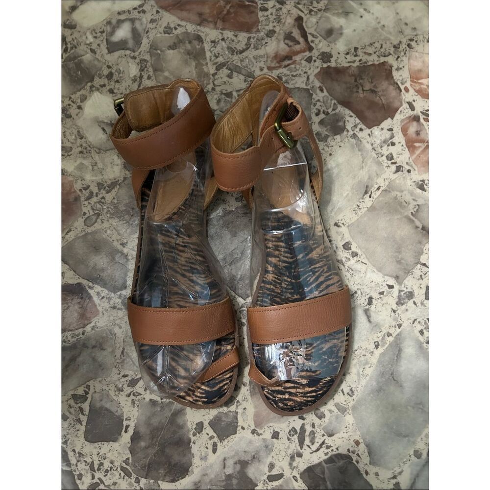 Naya leather sandal, size 10